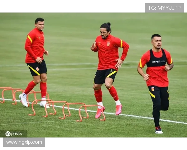 中国男足迎战武汉卓尔全力争胜展现实力与团队精神